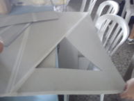 Desenhe um triangulo usando a altura que a mesa de coolers ficara, a diagonal do retangulo e uma diagonal oposta.